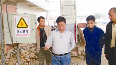 对外来施工人员进行现场安全教育.jpg